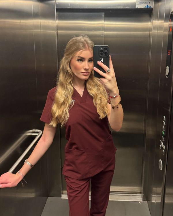 Bluza Medyczna Damska – Scrubs Comfy Wine