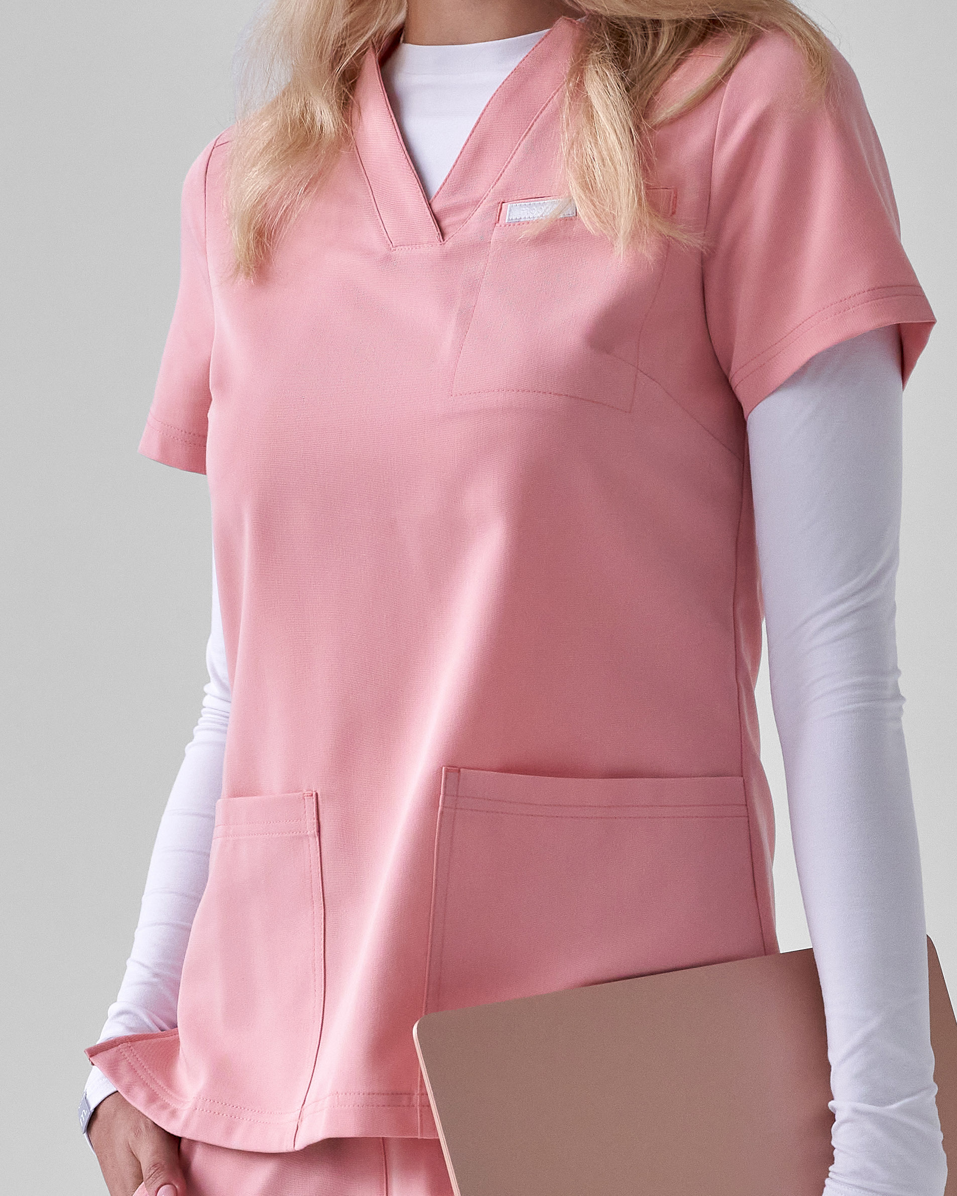 bluza medyczna damska różowa z dekoltem V - scrubs damski Comfy Pink moodsy